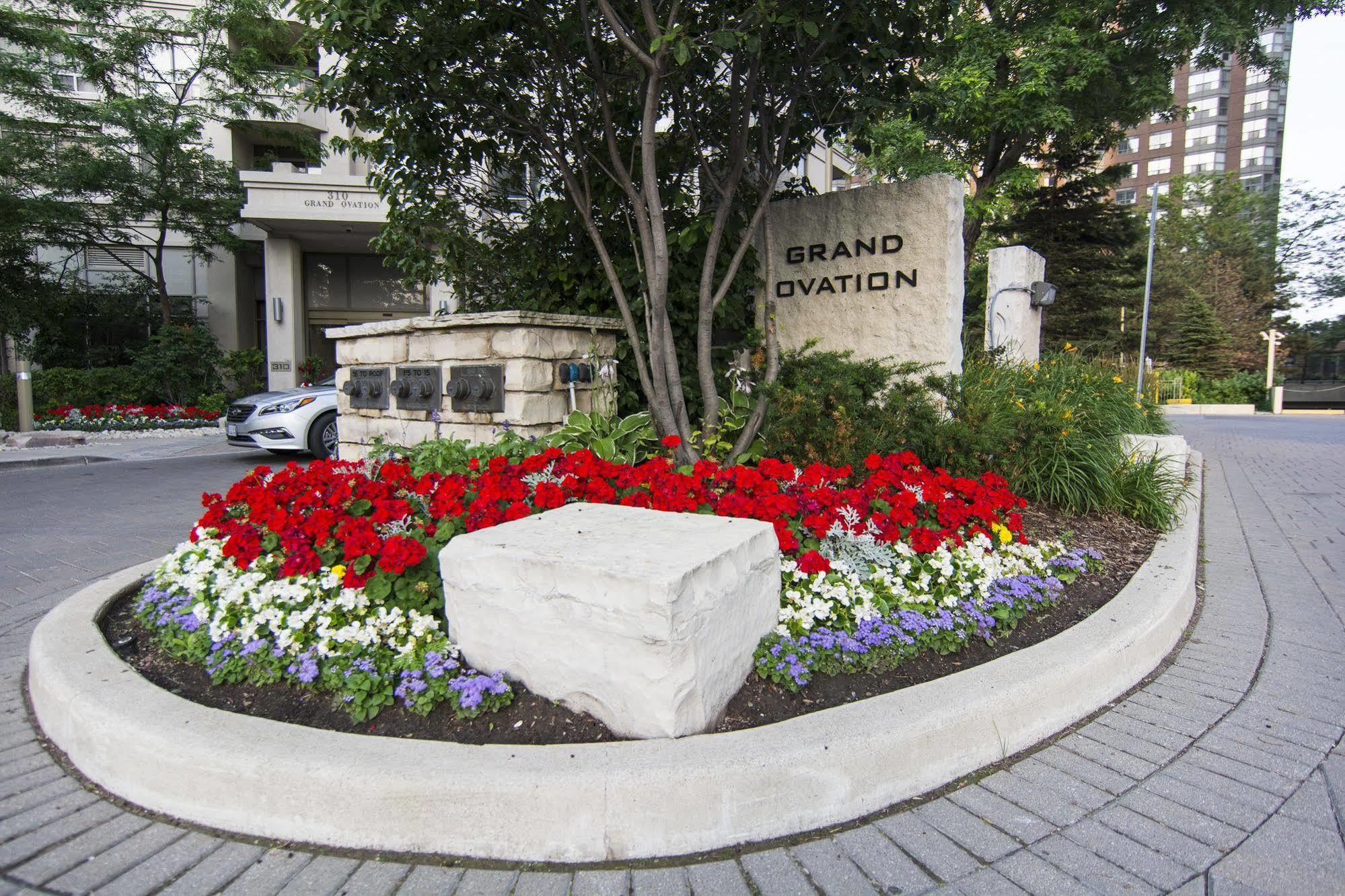 Maplewood Suites - Square One Mississauga Exterior foto